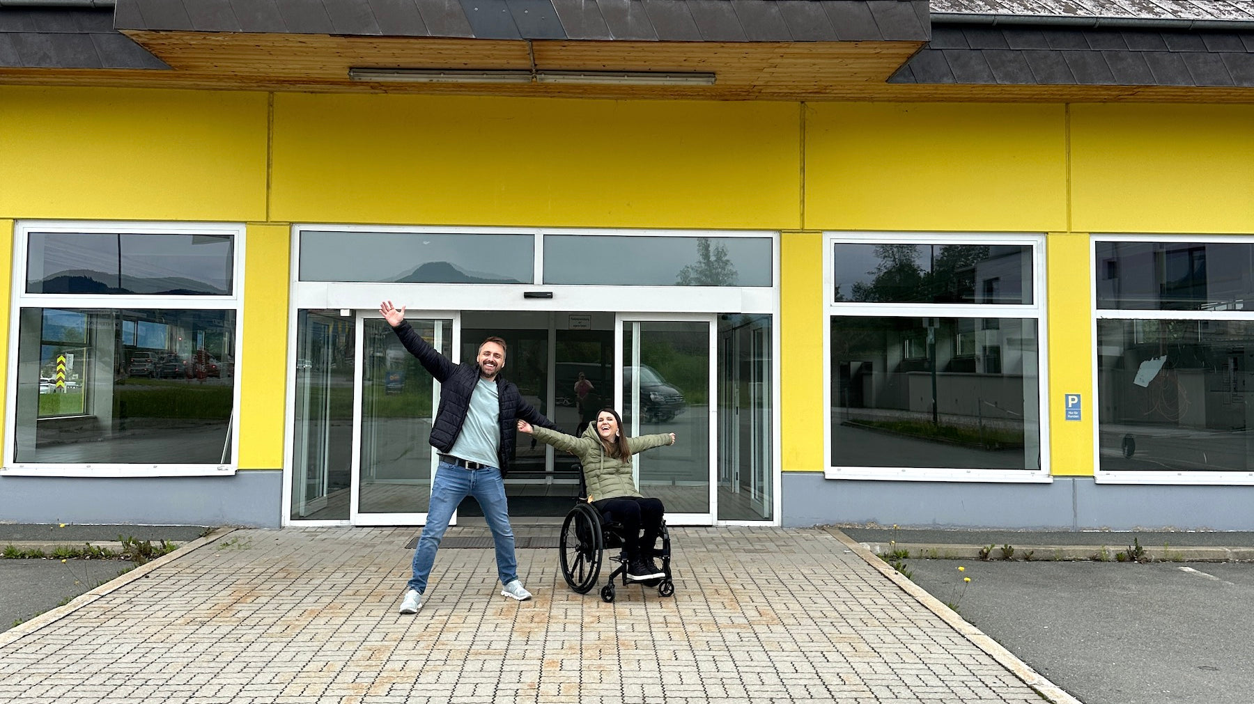 Tiina und Richi Hötzendorfer vor der neuen Rollin Art Zauberwelt