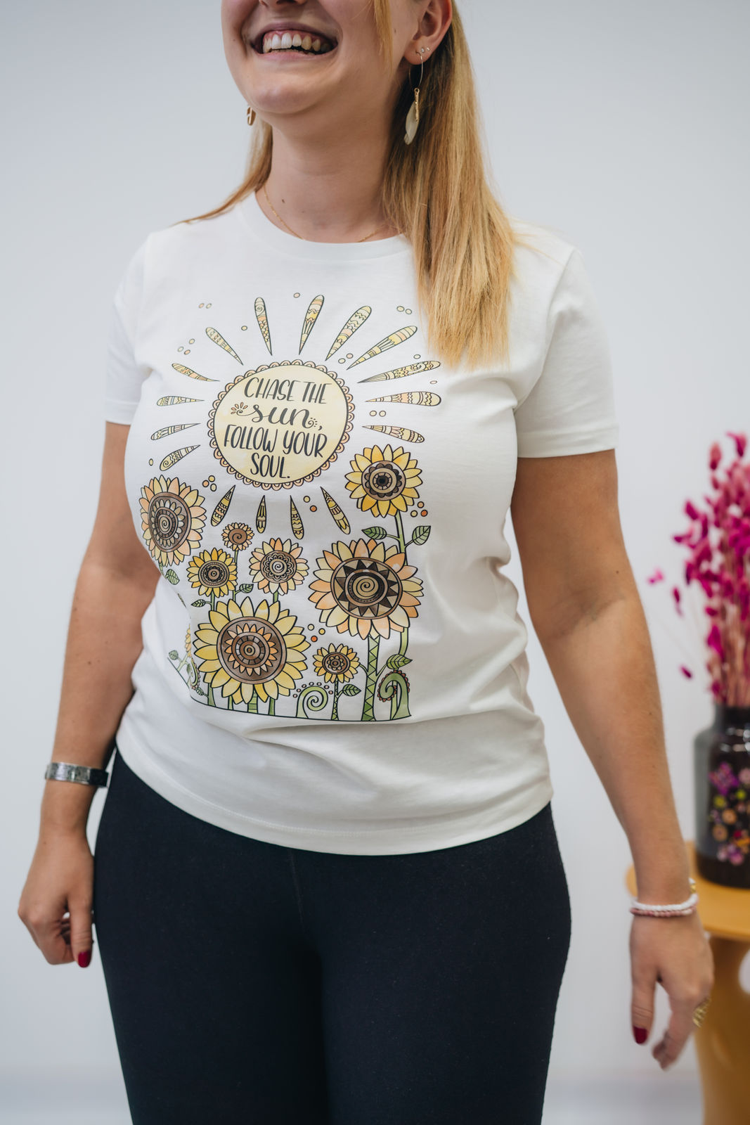 Damen T-Shirt „Chase the sun, follow your soul“