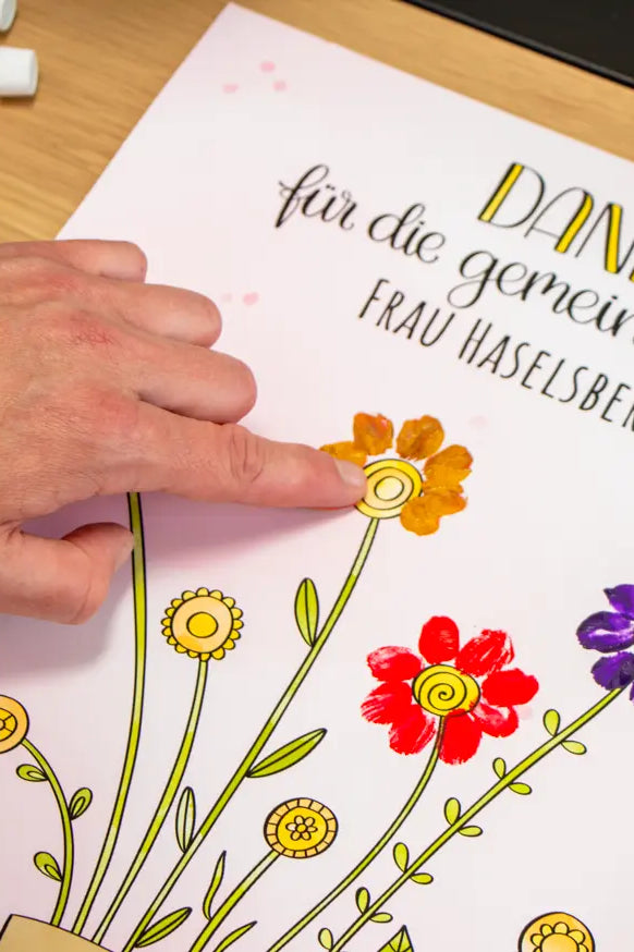 Fingerabdruck-Erinnerungsposter „Blumentopf voller Dankbarkeit" mit Wunschname