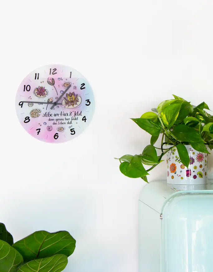 Glaswanduhr „Lebe im Hier und Jetzt“