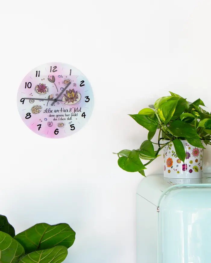 Glaswanduhr „Lebe im Hier und Jetzt“