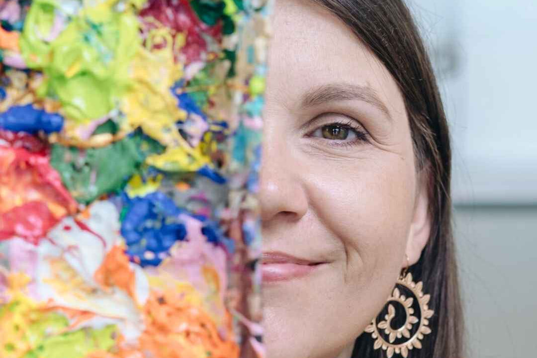 Tina Hötzendorfer mit Farben