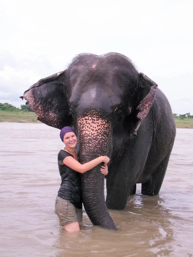 Tina umarmt einen echten Elefanten in Indien