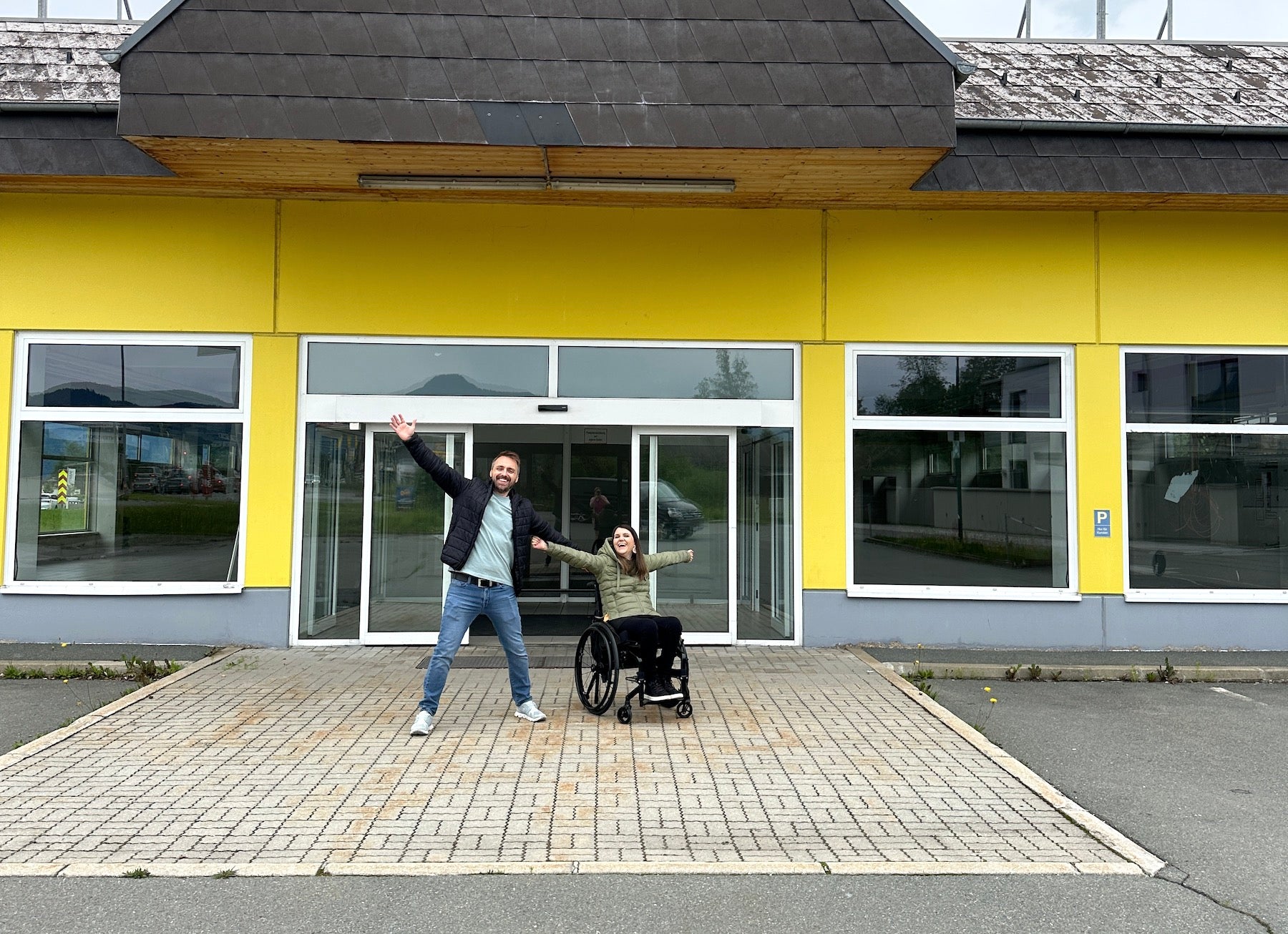 Tiina und Richi Hötzendorfer vor der neuen Rollin Art Zauberwelt