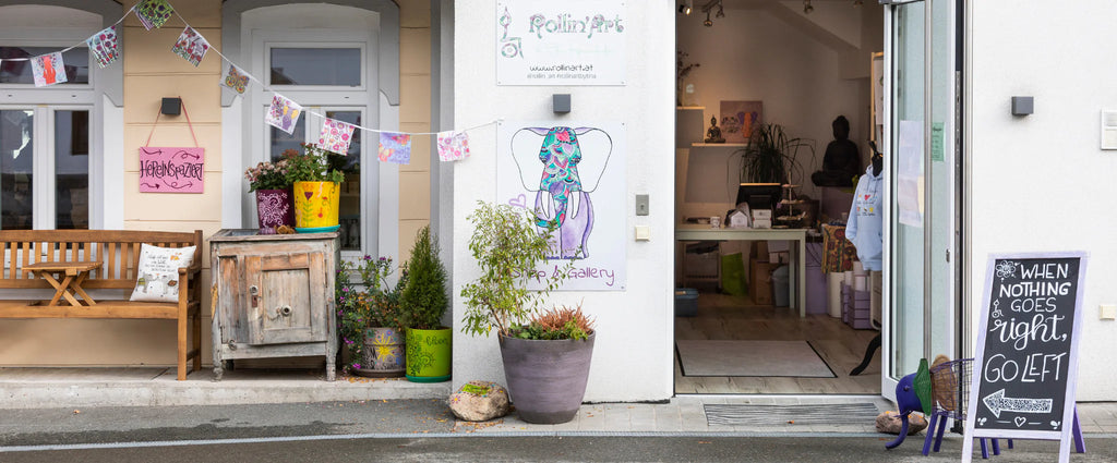 Aussenansicht und Eingang der Rollinart Galerie in St.Johann in Tirol.