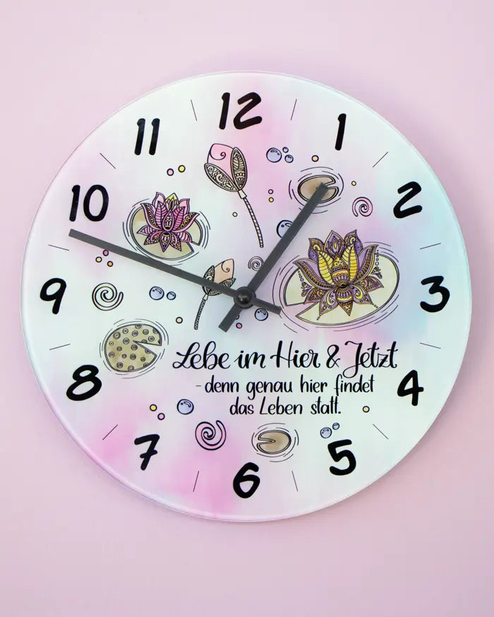 Glaswanduhr „Lebe im Hier und Jetzt“