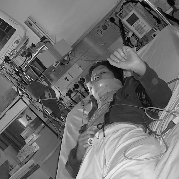 Bild von Tina mit Halskrause aus der Intensivstation. Aufnahme nach ihrem Unfall